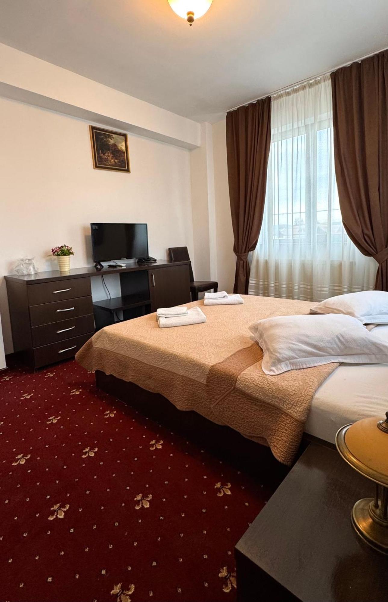 פיטסטי Hotel Sorelo מראה חיצוני תמונה